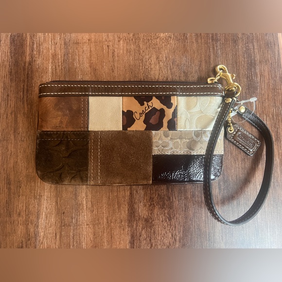 AUTHENTIC Classic Coach Patchwork Gold Signature Zip Small Wristlet - Picture 1 of 9